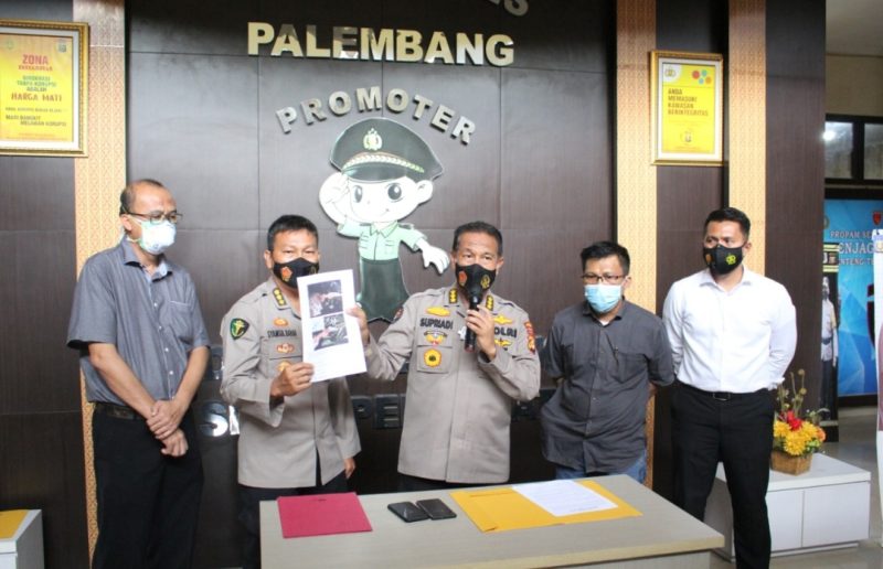 Kabid Humas Polda Sumsel Kombes Pol Drs Supriadi MM di dampingi Kabid Dokkes Polda Sumsel Kombes Pol dr Syamsul Bahar MKes dan Wakasatreskrim Polrestabes Palembang Kompol Willian Harbensyah SH SIK menggelar press release tentang kematian Dokter Jamhari Farzal, di Polrestabes Palembang, Senin (25/1/2021).
