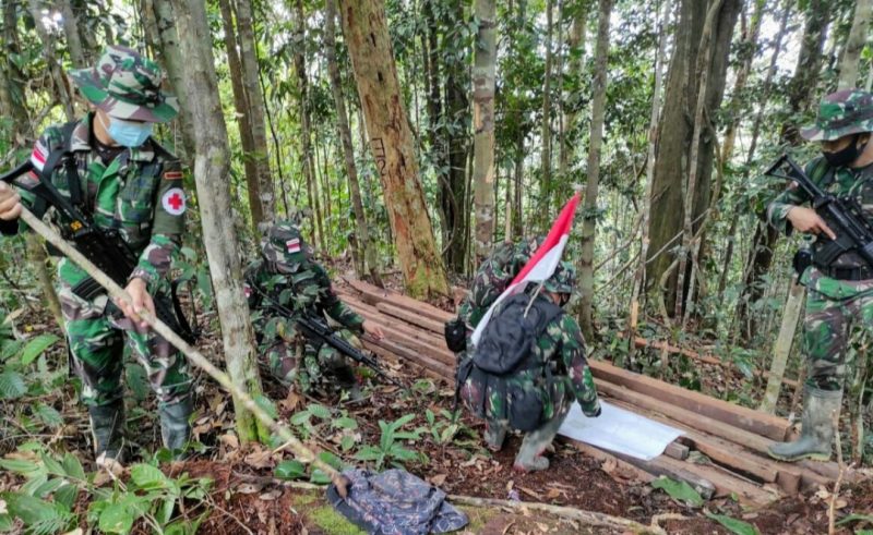 Satgas Pamtas sektor timur Kalimantan Barat, Batalyon Infanteri 407/Padma Kusuma, Pos Keladan, mengamankan sebanyak 16 batang kayu olahan saat melaksanakan patroli patok di sektor Pos Keladan wilayah Kabupaten Kapuas Hulu. (27/1) kemarin.