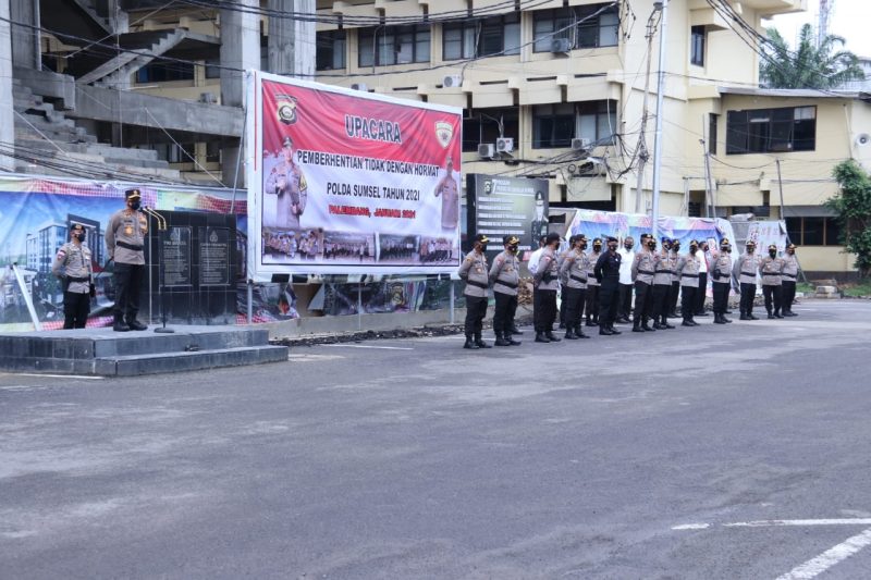 Kapolda Sumsel Irjen Pol Prof Dr Eko Indra Heri S MM pimpin Upacara Pemberhentian Tidak dengan Hormat untuk 14 Personel