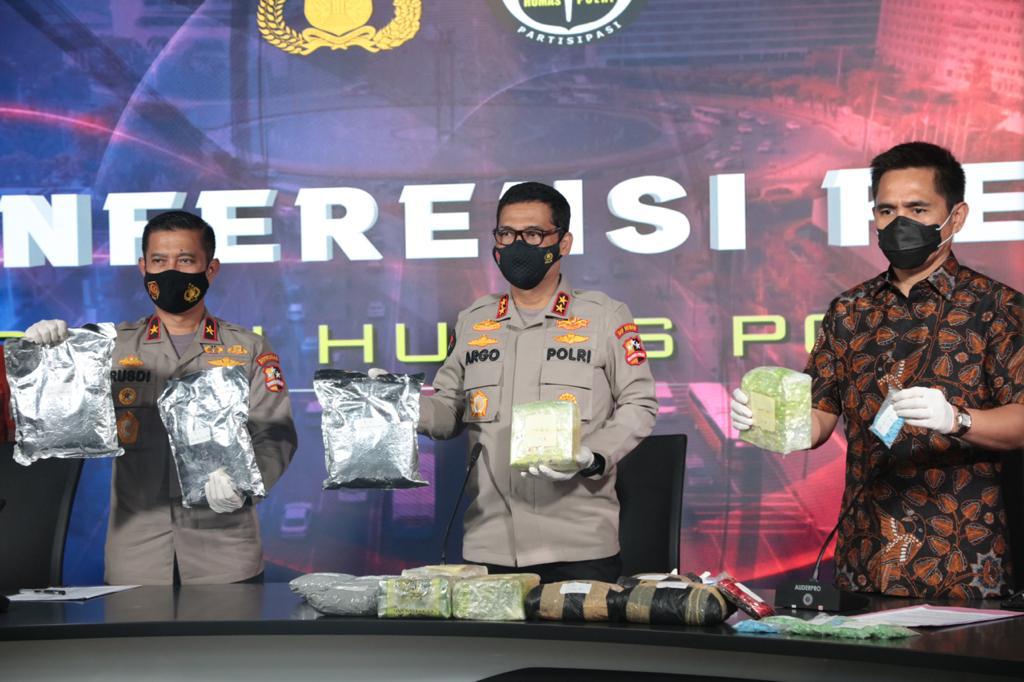Barang bukti yang disita petugas yakni 8 bungkus shabu dengan berat total 8.206 gram brutto, 21.000 butir ekstasi, 10. 220 butir happy five. Narkotika berupa sabu dan ekstasi serta psikotropika happy five berasal dari malaysia. Serah terima barang dilakukan dengan sistem “tempel”, dan semua transaksi dikendalikan oleh “bos” (warga negara Malaysia).