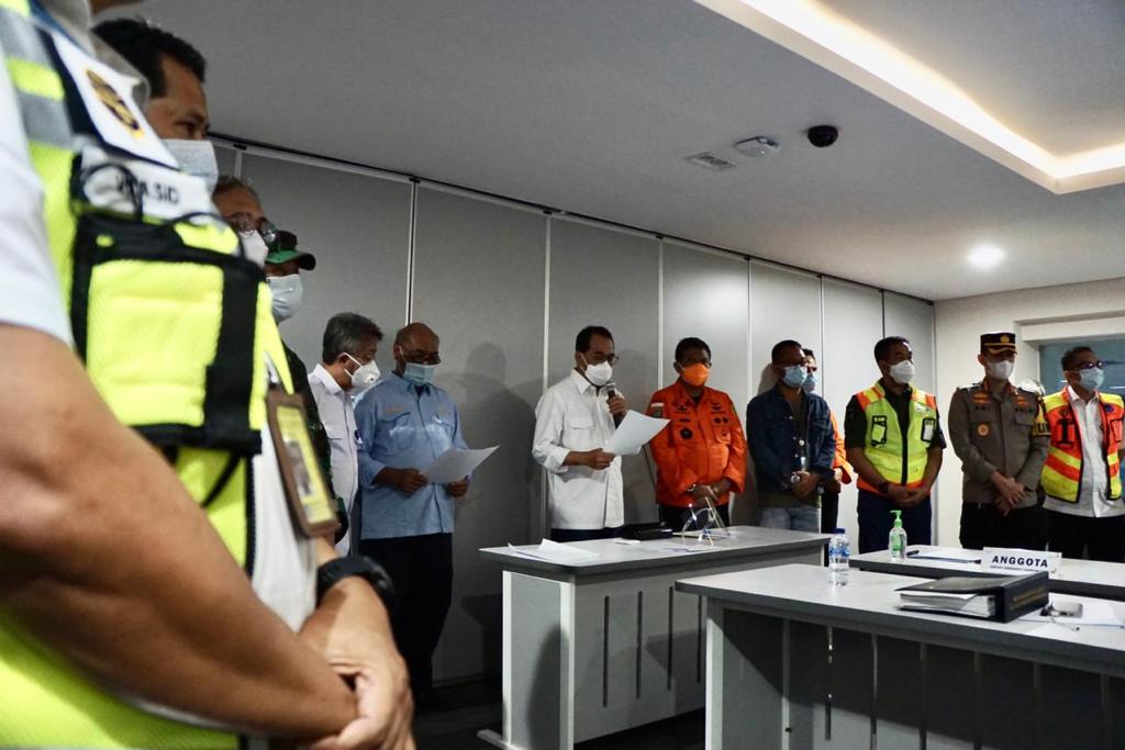 Menteri Perhubungan Budi Karya Sumadi bersama Kemenhub, Basarnas, KNKT, Angkasa Pura II, Airnav Indonesia, Sriwijaya Air, TNI-Polri dan stakeholder lainnya saat menyampaikan kronologis sementara peristiwa hilang kontak pesawat Sriwijaya Air SJY 182 pada pukul 14.40 WIB, Sabtu (9/1/2021).