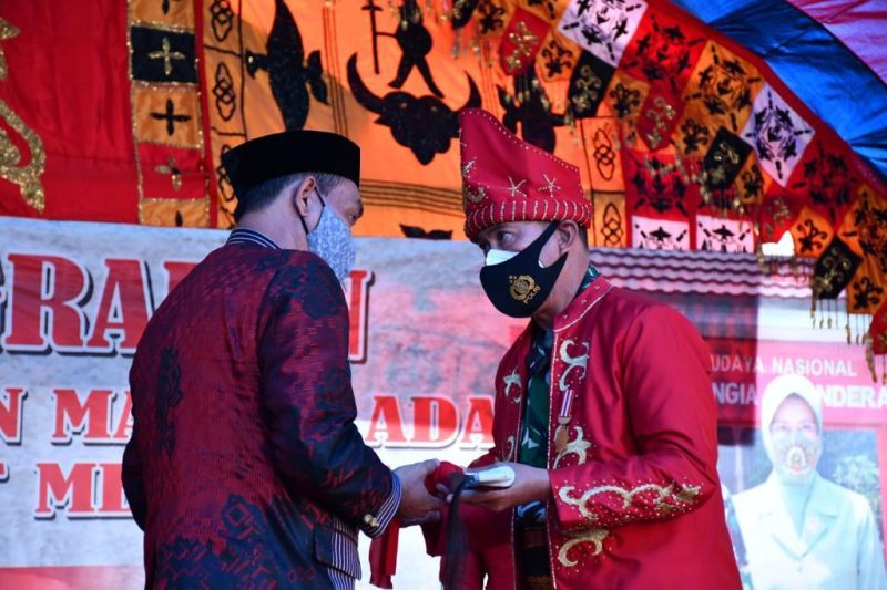 Atas dedikasi dan kepedulian nyata terhadap masyarakat Sultra, khususnya keluarga besar Tolaki Mekongga, Pangdam XIV/Hsn diberikan penghargaan berupa gelar adat yang disematkan oleh Raja Mekongga Khaerun Dahlan dan Ketua Dewan Adat Muh Jayadin