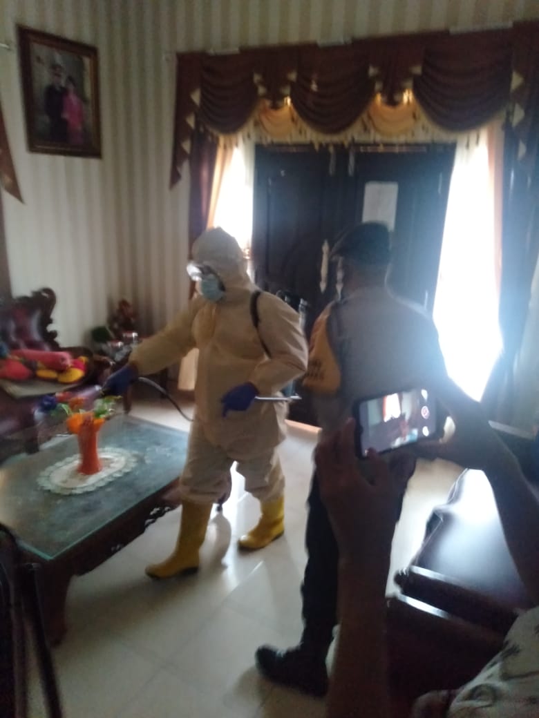 Plt Lurah Jakabaring Selatan Fathurrman melakukan penyemprotan di rumah warga yang terpapar COVID-19