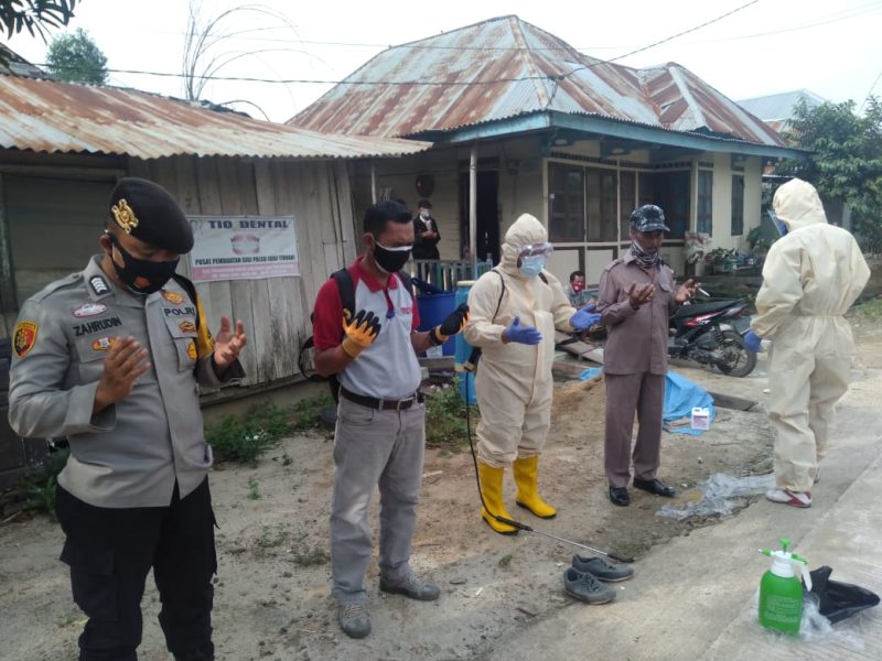 Plt Lurah Jaksel Fathurrahman bersama Kepala UPT Puskesmas, Babin Kamtibmas, Babinsa, Gugus Tugas COVID, Pol PP melakukan penyemprotan di sekitar lokasi lingkungan warga yang terjangkit COVID-19, Jumat (22/1/2021)