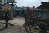 Anggota Koramil 1417-04 Lainea Kodim 1417 Kendari melaksanakan kegiatan Jumat Bersih yaitu pembenahan pangkalan di jalan Napelu, Kelurahan Punggaluku, Kecamatan Laeya, Kabupaten Konawe Selatan, Jumat (29/01/2021).