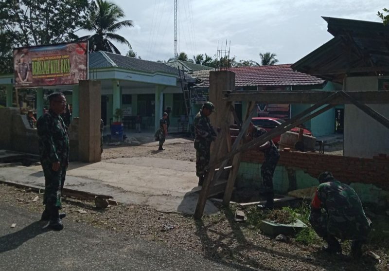 Anggota Koramil 1417-04 Lainea Kodim 1417 Kendari melaksanakan kegiatan Jumat Bersih yaitu pembenahan pangkalan di jalan Napelu, Kelurahan Punggaluku, Kecamatan Laeya, Kabupaten Konawe Selatan, Jumat (29/01/2021).