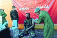 Komandan Kodim (Dandim) 1417/Kendari Kolonel Kav Agus Waluyo SIP mengikuti pelaksanaan kegiatan program Vaksinasi COVID-19 yang diselenggarakan Pemerintah Kabupaten  Konawe Selatan (Pemkab Konsel) di depan UGD RS. Konawe Selatan Jalan Poros Andoolo-Kendari, Kelurahan Andoolo, Kecamatan Andoolo, Kabupaten Konsel, Senin (01/02/2021).