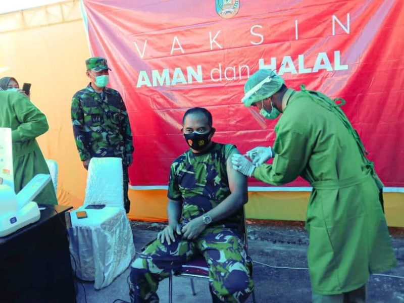 Komandan Kodim (Dandim) 1417/Kendari Kolonel Kav Agus Waluyo SIP mengikuti pelaksanaan kegiatan program Vaksinasi COVID-19 yang diselenggarakan Pemerintah Kabupaten Konawe Selatan (Pemkab Konsel) di depan UGD RS. Konawe Selatan Jalan Poros Andoolo-Kendari, Kelurahan Andoolo, Kecamatan Andoolo, Kabupaten Konsel, Senin (01/02/2021).