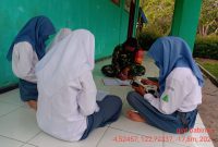 Babinsa Koramil 1416-07/Tampo, Serda Gazali SH membantu Siswi dalam kegiatan belajar mengajar (KBM) secara Online yang difasilitasi oleh Babinsa melalui Hotspot/wifi, yang bertempat di teras sekolah MAN As Syakinah desa Wangkolabu Kecamatan Towea, Kabupaten Muna, Senin (1/2/2021). 