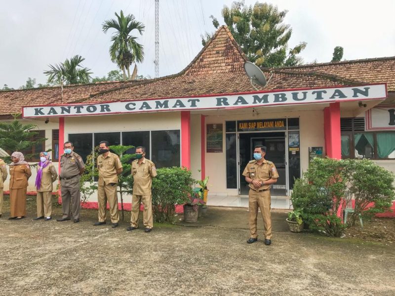 Camat Rambutan Kabupaten Banyuasin, Mursal SHi MH memimpin apel pagi sebagai bentuk kedisiplinan dan mengawali aktivitas pemerintah khususnya Aparatur Sipil Negara (ASN) kecamatan dalam melaksanakan tugas, Senin (1/2/2021). 
