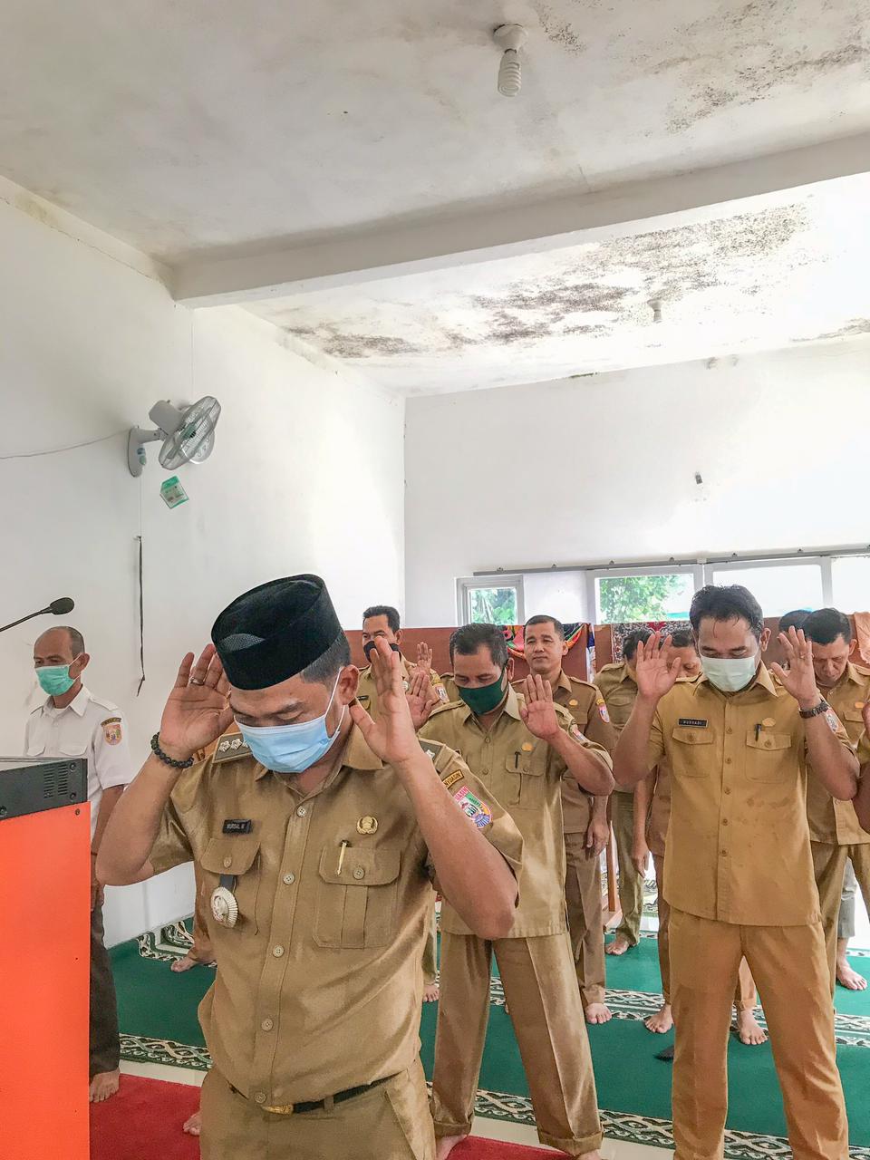 Seusai apel pagi, Camat Mursal bergegas untuk memimpin dan mengarahkan seluruh pegawai agar ikut melaksanakan ibadah salat Dhuha.