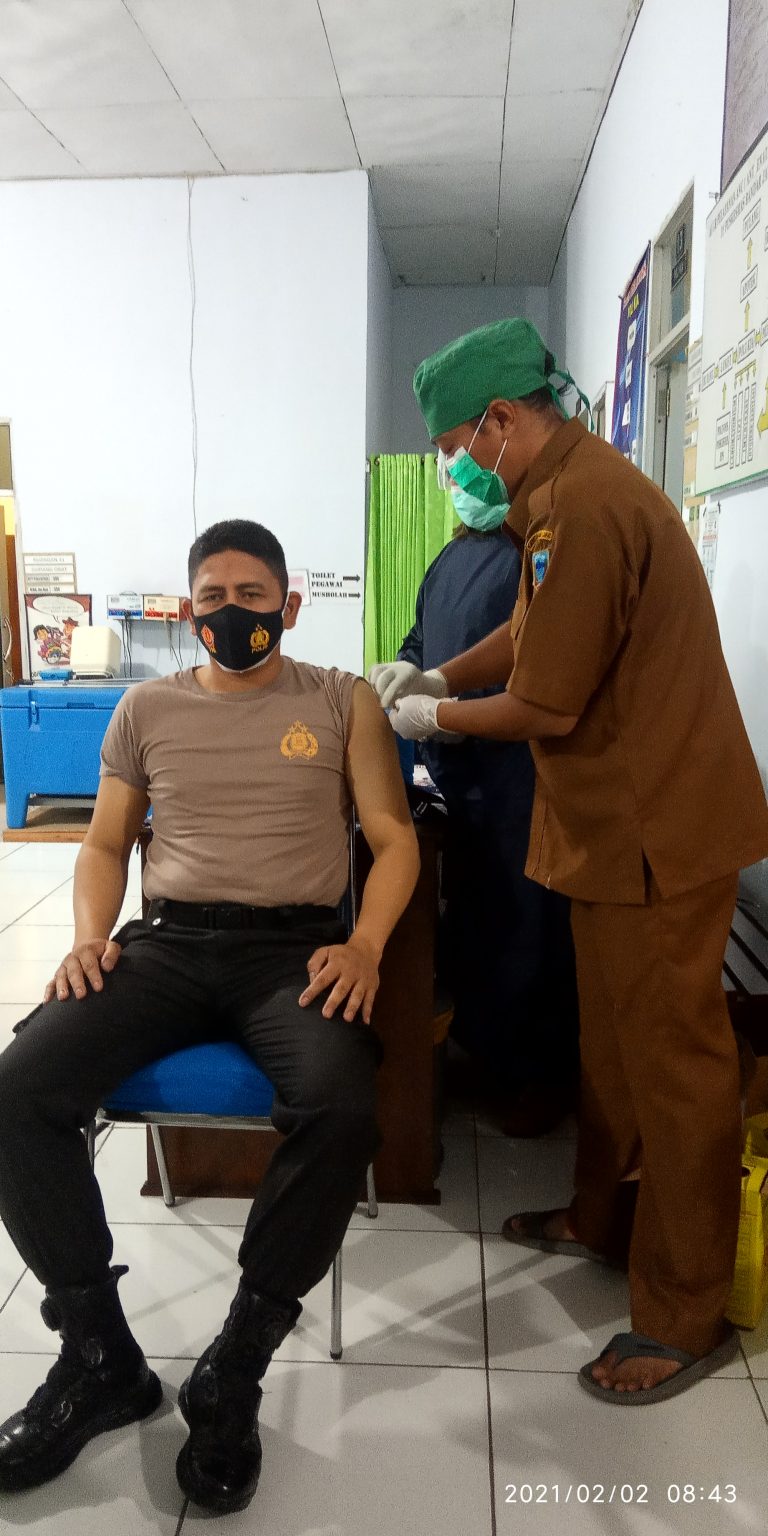 Setelah melalui skrining di Puskesmas Bandar Jaya akhirnya Kapolres Lahat AKBP Achmad Gusti Hartono SIK dinyatakan bisa divaksin, Selasa (02/02).