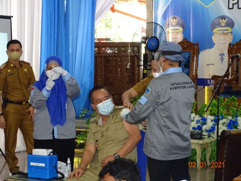 Bupati Cik Ujang Jadi Orang Pertama Terima Vaksin COVID-19