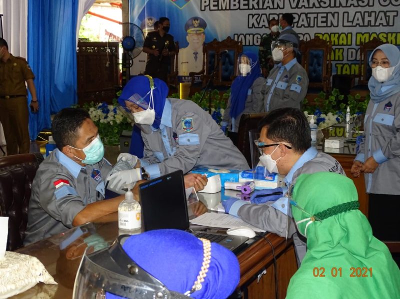 Pj Sekda Lahat Drs H Deswan Irsyad MPdi disuntik Vaksin COVID-19