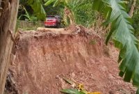 JALAN Lintas Teluk Lubuk Desa Siku Kecamatan Empat Petulai Dangku, Kabupaten Muara Enim, kondisinya sangat parah.