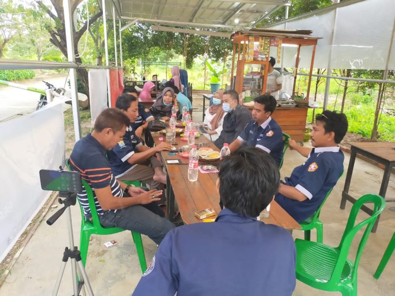 KARANG Taruna (Katar) Kecamatan Alang-Alang Lebar gelar rapat bulanan untuk membahas program kerja ke depan di angkringan Sedulur Talang Kelapa, Palembang, Minggu, 7 Februari 2021.
