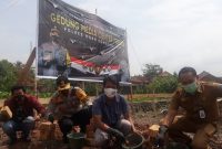 Kapolres OKI, AKBP Alamsyah Pelupessy saat melakukan peletakan batu pertama pembangunan gedung media center presisi Polres OKI, di halaman mapolres OKI, Senin (15/2/2021).