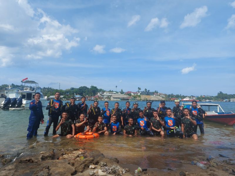 Bertempat di Mako Direktorat Polisi Perairan dan Udara (Dit Polairud) Polda Sulawesi Tenggara (Sultra), anggota Batalyon Infanteri (Yonif) 725/Woroagi yang dipimpin Letda Inf Ghani Akbar mengikuti Pelatihan Search And Rescue (SAR) gabungan TNI-Polri, Kamis, (18/2/2021).