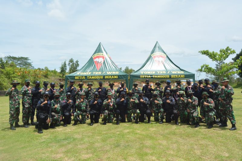 Batalyon Infanteri (Yonif) 725/Woroagi terima kunjungan Satuan Brimobda Sulawesi Tenggara guna melaksanakan latihan menembak dan pembagian sembako bersama di Mako Yonif 725/Woroagi, Jumat (19/2/2021).