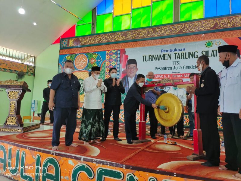 Ketua Ikatan Pencak Silat Indonesia (IPSI) Sumatera Selatan Ir Ishak Mekki didampingi Ketua Koni Kota Palembang Anton Nurdin, Ketua DPRD Kota Palembang Zainal Abidin, Pimpinan /Pengasuh Pondok Pesantren Aulia Cendekia KH Hendra Zainudin MPdI, Sekretaris Umum IPSI Sumsel Darlis membuka kejuaraan ini.