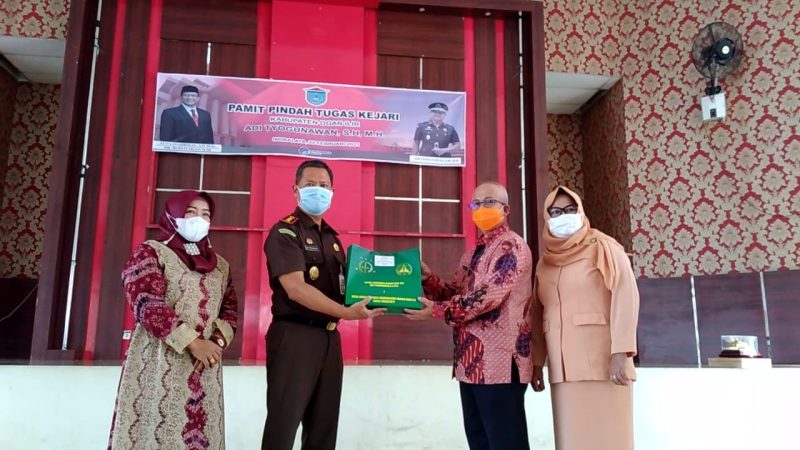 DETIK detik terakhir, Kepala Kejaksaan Negeri Ogan Ilir, Adi Tyogunawan pamit pindah ke Sumenep Jawa Timur digantikan Marthen Tandi. 