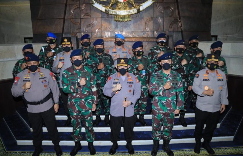 Kapolri Jenderal Listyo Sigit Prabowo mengunjungi Kepala Staf Angkatan Udara (KSAU) Marsekal Fadjar Prasetyo