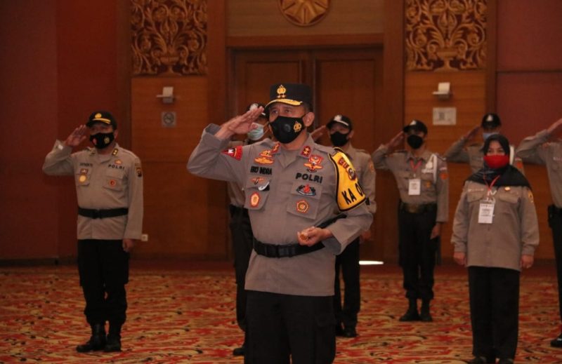Kapolda Sumsel Irjen Pol Prof Dr Eko Indra Heri S MM mengikuti upacara secara virtual peringatan HUT Satpam ke 40 tahun 2021 di Ballroom Hotel Aryaduta Palembang, Selasa (02/02).