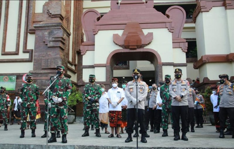 PANGLIMA TNI Marsekal Hadi Tjahjanto bersama dengan Kapolri Jenderal Listyo Sigit Prabowo melakukan kunjungan kerja ke Bali dalam rangka memastikan kepatuhan masyarakat Bali terhadap penerapan 3 M (Memakai Masker, Mencuci Tangan dan Menjaga Jarak) dalam Pemberlakuan Pembatasan Kegiatan Masyarakat (PPKM) Jawa-Bali.