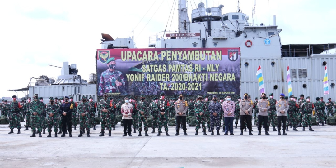Sebanyak 450 Prajurit Yonif Raider 200/Bhakti Negara yang tergabung dalam Satuan Tugas Pengamanan Perbatasan (Satgas Pamtas) Indonesia-Malaysia, diterima Panglima Kodam II/Sriwijaya Mayjen TNI Agus Suhardi dalam Upacara Penyambutan di Dermaga Pelabuhan Boom Baru Palembang, Jumat (5/2/2021). 