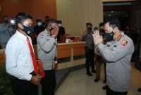 Kapolri Jenderal Listyo Sigit Prabowo memberikan penghargaan kepada dua personel Polda Bali yang dinilai berprestasi.