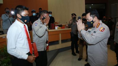 Kapolri Jenderal Listyo Sigit Prabowo memberikan penghargaan kepada dua personel Polda Bali yang dinilai berprestasi.