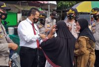 Direktur Reserse Narkoba Polda Sumsel Kombes Pol Heri Istu Hariono SSi bersama staff Dit Res Narkoba Polda Sumsel sosialisasikan pemakaian masker, Senin (08/02/2021).