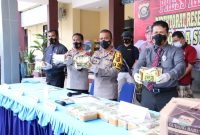 Wakapolda Sumsel Brigjen Pol Rudi Setiawan didampingi Direktur Reserse Narkoba Polda Sumsel, Kombes Pol Heri Istu, menggelar jumpa pers Terkait penangkapan kurir Narkoba yang membawa 15 Kilogram Sabu, Kamis (11/2/2021)