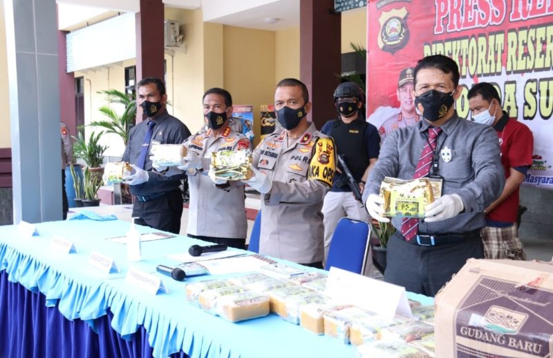Wakapolda Sumsel Brigjen Pol Rudi Setiawan didampingi Direktur Reserse Narkoba Polda Sumsel, Kombes Pol Heri Istu, menggelar jumpa pers Terkait penangkapan kurir Narkoba yang membawa 15 Kilogram Sabu, Kamis (11/2/2021)