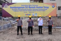 Gubernur Sulawesi Selatan (Sulsel) Nurdin Abdullah dan Kapolri Jenderal Listyo Sigit Prabowo meresmikan pembangunan 50 rumah hunian tetap untuk aparat kepolisian beserta keluarganya yang menjadi korban gempa bumi di Sulawesi Barat (Sulbar).