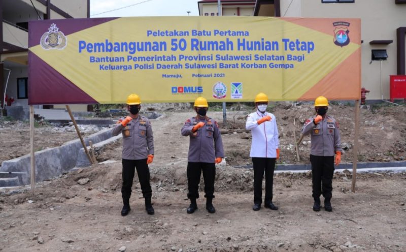 Gubernur Sulawesi Selatan (Sulsel) Nurdin Abdullah dan Kapolri Jenderal Listyo Sigit Prabowo meresmikan pembangunan 50 rumah hunian tetap untuk aparat kepolisian beserta keluarganya yang menjadi korban gempa bumi di Sulawesi Barat (Sulbar).