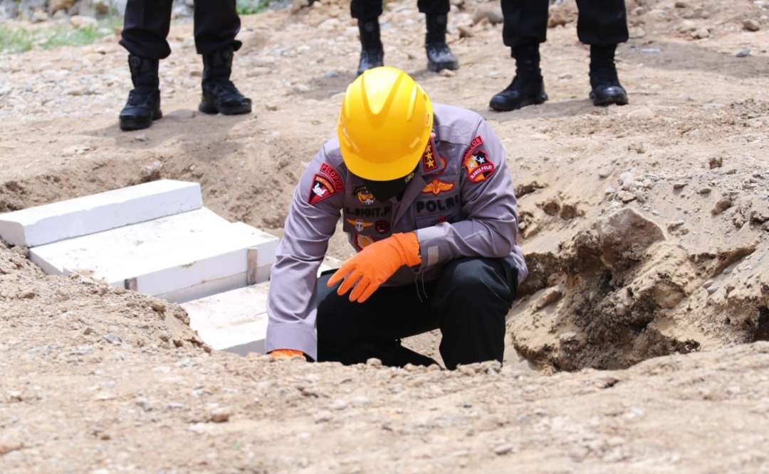 Peresmian itu disimbolkan melalui peletakan batu pertama oleh Gubernur Sulsel dan Kapolri. Pembangunan rumah tersebut merupakan bantuan resmi dari Pemerintah Provinsi (Pemprov) Sulsel.