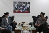 Kapolri Jenderal Polisi Listyo Sigit Prabowo melanjutkan silaturrahmi dengan Ketua Majelis Ulama Indonesia (MUI) Sulsel Anre Gurutta (AGH) KH Sanusi Baco di kediamannya Jalan Kelapa Tiga, Makassar, Jumat (12/2/2021) malam.