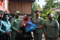 Pembagian paket bantuan kepada masyarakat kelurahan Sulaa, tidak saja dalam membantu Buton menghadapi COVID 19, tapi juga wujud kepedulian Pangdam XIV/Hsn Mayjen TNI Andi Sumangerukka terhadap Penenun tradisional lokal.