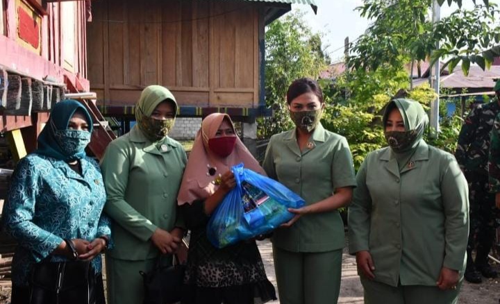 Pembagian paket bantuan kepada masyarakat kelurahan Sulaa, tidak saja dalam membantu Buton menghadapi COVID 19, tapi juga wujud kepedulian Pangdam XIV/Hsn Mayjen TNI Andi Sumangerukka terhadap Penenun tradisional lokal.