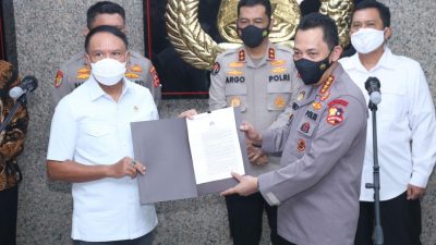 KEPOLISIAN Negara Republik Indonesia (Polri) akhirnya mengizinkan bergulirnya kembali kompetisi sepak bola tanah air di tengah situasi pandemi COVID-19.