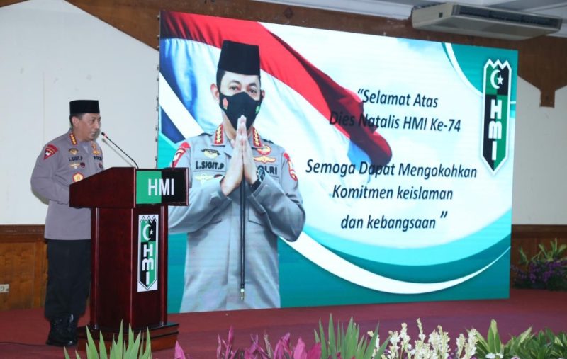 Kapolri Jenderal Listyo Sigit Prabowo menghadiri puncak acara Dies Natalis HMI ke-74 yang digelar di Aula Masjid Sunda Kelapa, Jakarta Pusat, Kamis malam (18/2/2021).