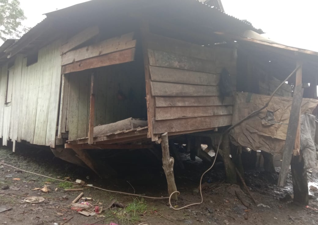 Kondisi rumah rusak setelah diterjang angin kencang