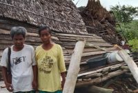 HUJAN lebat disertai angin kencang telah mengakibatkan puluhan rumah rusak berat di 3 Desa, yakni Lubuk Keliat, Ulak Kembahang, dan desa Embacang, Kecamatan Lubuk Keliat, Kabupaten Ogan Ilir, Sumatera Selatan. 