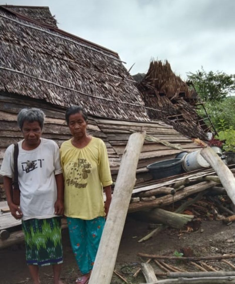 HUJAN lebat disertai angin kencang telah mengakibatkan puluhan rumah rusak berat di 3 Desa, yakni Lubuk Keliat, Ulak Kembahang, dan desa Embacang, Kecamatan Lubuk Keliat, Kabupaten Ogan Ilir, Sumatera Selatan. 
