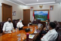 Menteri Koordinator Bidang Politik, Hukum dan Keamanan (Menko Polhukam) Mahfud MD mengundang Sekjen Transparancy International Indonesia (TII) Danang Widoyoko dan Manager Riset TII Wawan Suyatmiko ke kantor Kemenko Polhukam.