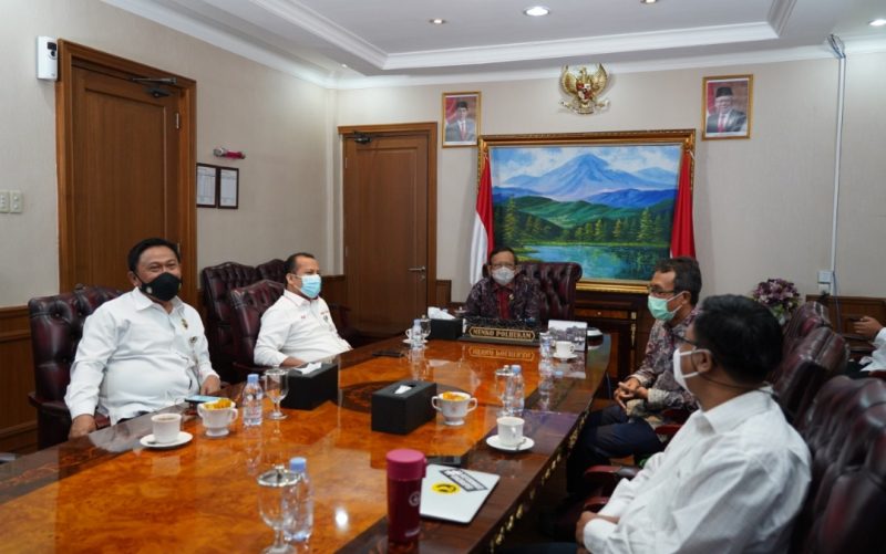 Menteri Koordinator Bidang Politik, Hukum dan Keamanan (Menko Polhukam) Mahfud MD mengundang Sekjen Transparancy International Indonesia (TII) Danang Widoyoko dan Manager Riset TII Wawan Suyatmiko ke kantor Kemenko Polhukam.