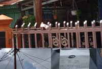 Tiang listrik yang terletak di dalam perkarangan rumah warga lorong Bakti RT 37 RW 9 Kelurahan Tangga Takat, Kecamatan Seberang Ulu II, Palembang