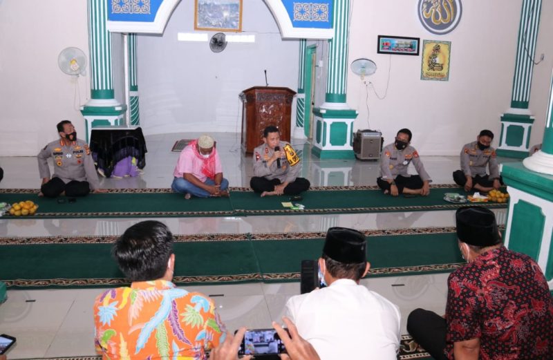Kapolda Sumsel Irjen Pol Prof Dr Eko Indra Heri S MM didampingi PJU Polda Sumsel meresmikan Masjid Albusro desa gasing Talang Kelapa Kabupaten Banyuasin, Kamis 25/02/2021.
