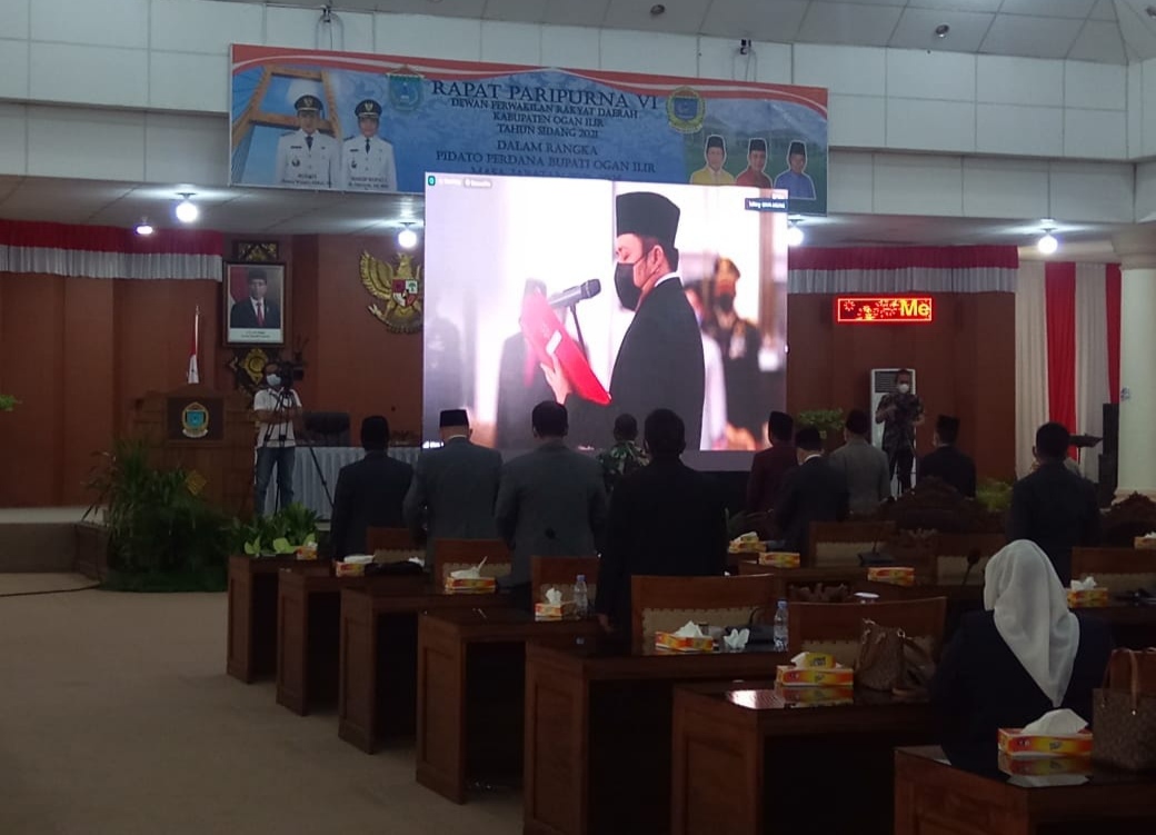 Pelantikan bupati dan wakil bupati terpilih Ogan Ilir disaksikan dengan bersama sama di ruang Rapat Paripurna.